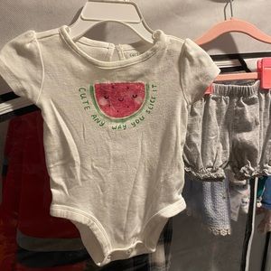 Carter’s Infant Girls Watermelon Bodysuit and Shorts Set, size 6 months.